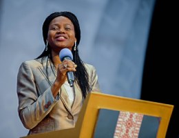 Босе Аделаджа: Словами и делом